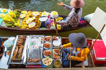 Obraz premium Traditional floating market in Damnoen Saduak near Bangkok. Thailand