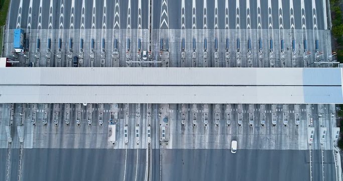 Vue a&eacute;rienne d'un p&eacute;age sur une autoroute avec beaucoup de routes, france 