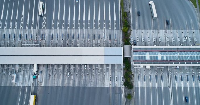 Vue a&eacute;rienne d'un p&eacute;age sur une autoroute avec des camions, des bus et des voitures, france 