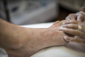 medico podologo cura piede paziente anziano