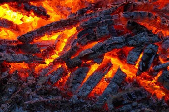 piekielny żar ogniska