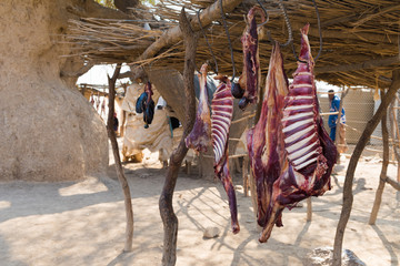 Fleischstücke, Springbock,  hängen an einem afrikanischen Marktstand zum Verkauf