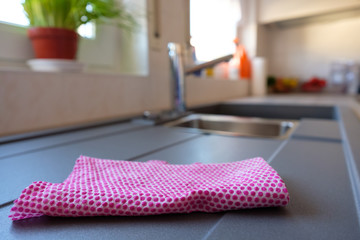 Spültuch auf einer Spüle mit Unschärfe