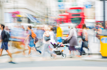 Piccadilly Circus avec beaucoup de monde, de touristes et de Londoniens traversant le carrefour. Bus rouge à l& 39 arrière-plan. Image de type floue. Londres, Royaume-Uni