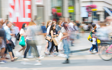 Piccadilly Circus avec beaucoup de monde, de touristes et de Londoniens traversant le carrefour. Bus rouge à l& 39 arrière-plan. Image de type floue. Londres, Royaume-Uni