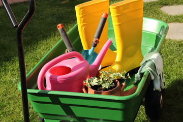 Gummistiefel im Gartenwagen