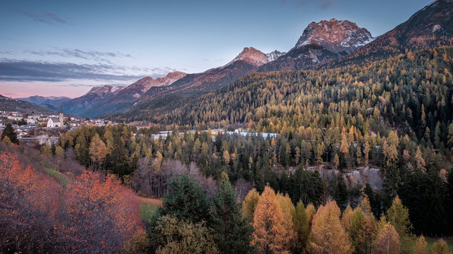 Herbstlicher Sonnenaufgang &uuml;ber Scuol im Engadin
