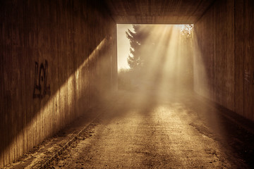 Gespenstische Lichtstimmung im dunklen Tunnel