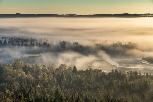 Fototapeta Mystische Lichtstimmung und Nebelschwaden über den Wäldern in Wolfratshausen