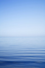 Obraz premium Morze i niebo w tle bardzo spokojne