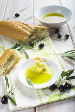Aceite de oliva virgen extra especias hierbas y condimentos para una comida sana