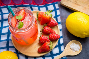 Strawberry juice and lemon soda juice mixed with soda. Add flavor Improve the health of the body can do at home. Juice on empty days Or party
