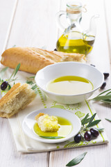 Aceite de oliva virgen extra especias hierbas y condimentos para una comida sana