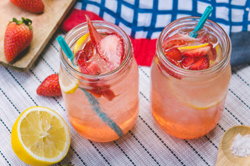 Fototapeta na wymiar Strawberry juice and lemon soda juice mixed with soda. Add flavor Improve the health of the body can do at home. Juice on empty days Or party