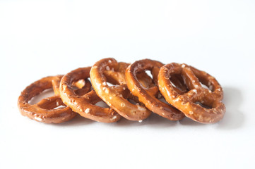 Bretzels apéritifs sur fond blanc 