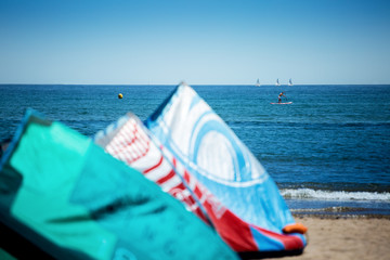 un paddle au large des kitesurfs qui attende le vent sur une plage et spot de méditerranée
