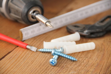 Schrauben und Dübel