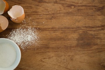 Overhead view of sugar by eggshells © WavebreakMediaMicro