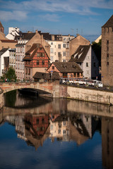 Brücke, Stadtmauer und Fachwerkhäuser von Straßburg mit Spiegelung in der Ill