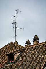 Altes Ziegeldach mit alter Dachantenne