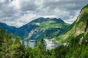 Fototapeta na wymiar Blick auf den Geirangerfjord in Norwegen.