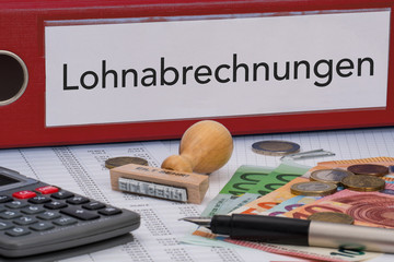 Aktenordner (rot) mit Beschriftung Lohnabrechnungen