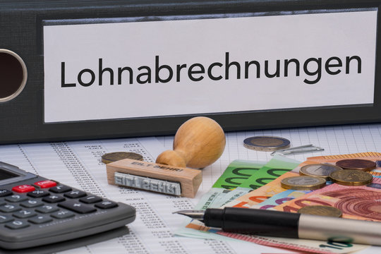 Aktenordner (schwarz) mit Beschriftung Lohnabrechnungen