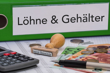 Aktenordner (grün) mit Beschriftung Löhne & Gehälter