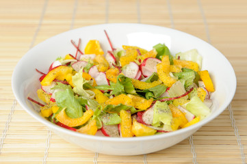 Salad with lettuce, yellow pepper and radish