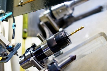 Naklejka premium Tokarka CNC lub Tokarka wiercąca pręt metalowy za pomocą narzędzia wiertarskiego i wiertła centrującego.Koncepcja obróbki wysokiej technologii.