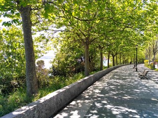 Paseo maritimo con sombra
