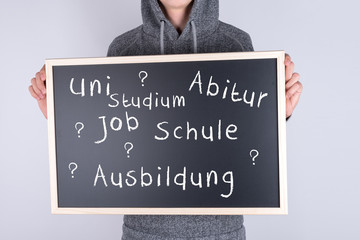 Schüler mit Schild zur Ausbildung Studium Job