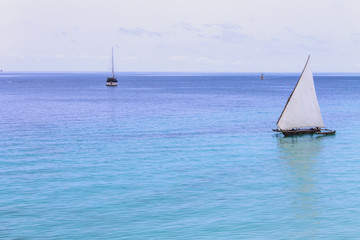 Obraz premium белый парус в бирюзовых водах океана