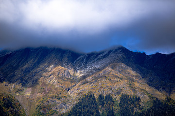Fototapeta premium the clouds were shrouded in mountains