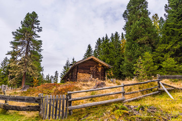Holzh&uuml;tte in den Alpen
