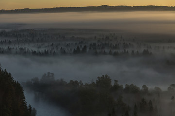 Nebelschwaden hängen düster über dem Isar-Loisach-Tal