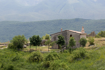 Antiche case restaurate in un villaggio di montagna abbandonato, Centro Italia 