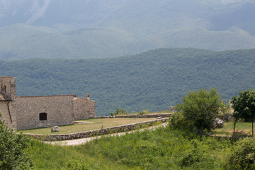 Antiche case restaurate in un villaggio di montagna abbandonato, Centro Italia 