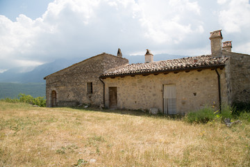 Antiche case restaurate in un villaggio di montagna abbandonato, Centro Italia 