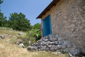Antiche case restaurate in un villaggio di montagna abbandonato, Centro Italia 