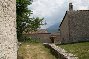 Antiche case restaurate in un villaggio di montagna abbandonato, Centro Italia 