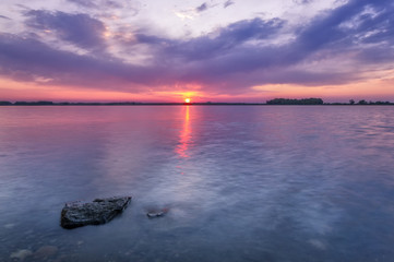 Obraz premium Colorful Sunrise over a Colorado Lake in Larimer County