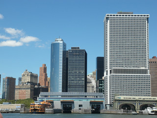 Fototapeta na wymiar downtown Manhattan from East River