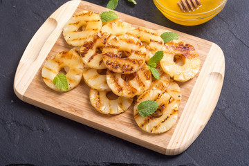 Grilled pineapple with honey