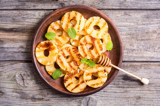 Grilled pineapple with honey