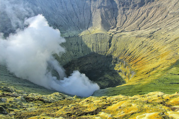 Cratère Bromo volcan actif en Indonésie