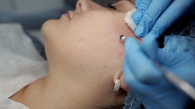 Mechanical facial cleansing in the beauty salon