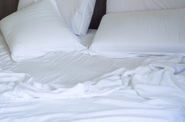 Fototapeta na wymiar ótimo conceito de cama bagunçada, desarrumada, lençol amassado.