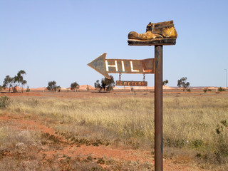 Dans le bush Australien, étonnante pancarte indiquant le cimetière de Coober Pedy - obrazy, fototapety, plakaty