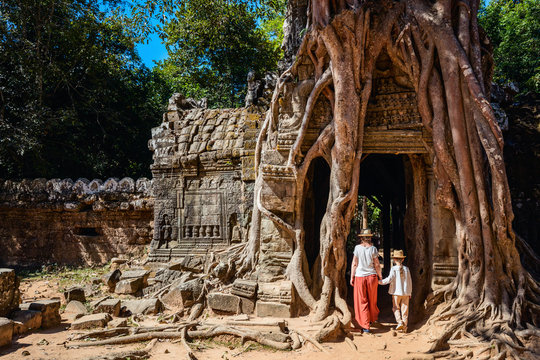 Family at Ta Som temple